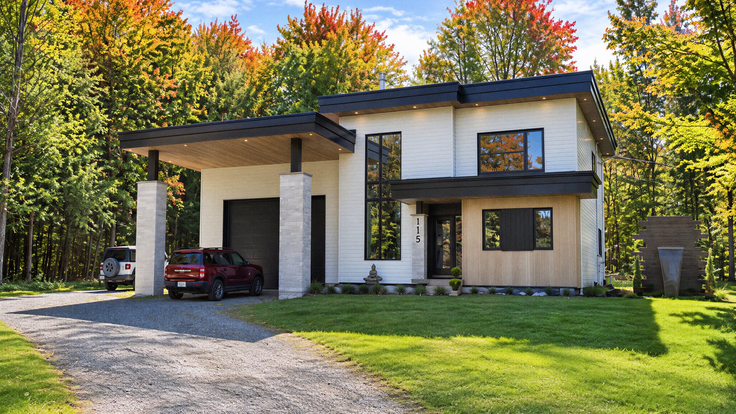 Après les travaux: maison contemporaine avec abri d'auto