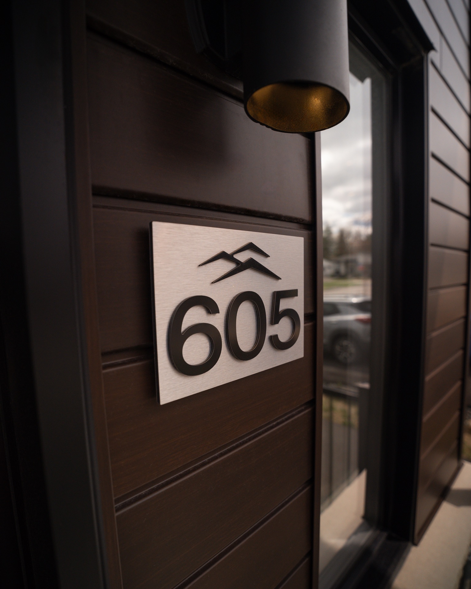 Plaque du numéro 605 sur la façade