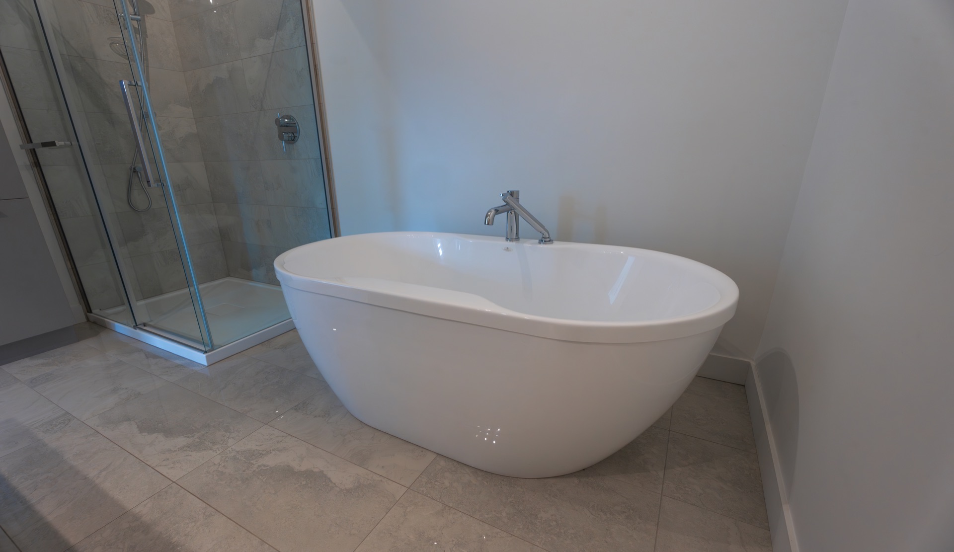 Salle de bain avec bain autoportant et douche céramique 36 x 48