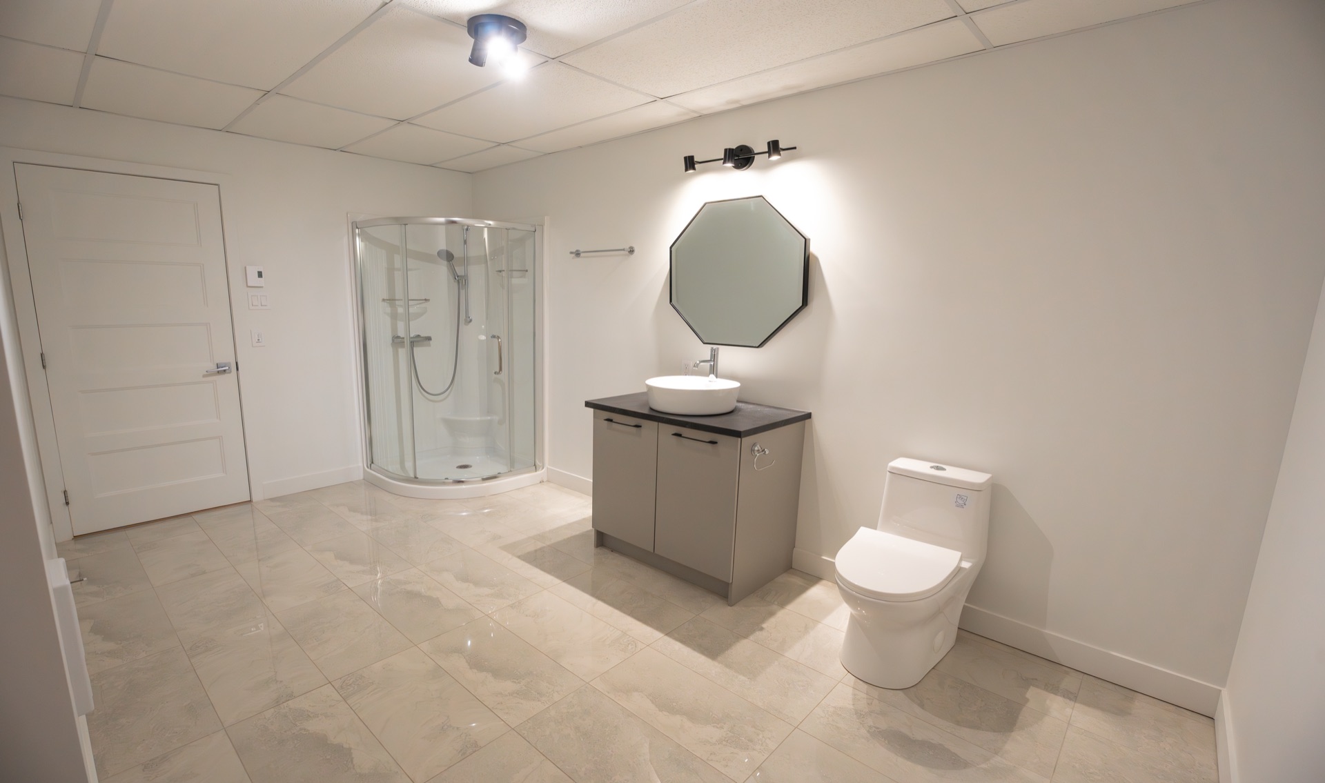 Salle de bain complète au sous-sol